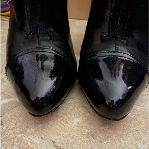 Via Spiga Slip-on ankle booties with patent leather accents. Size 6 - Picture 10 of 14